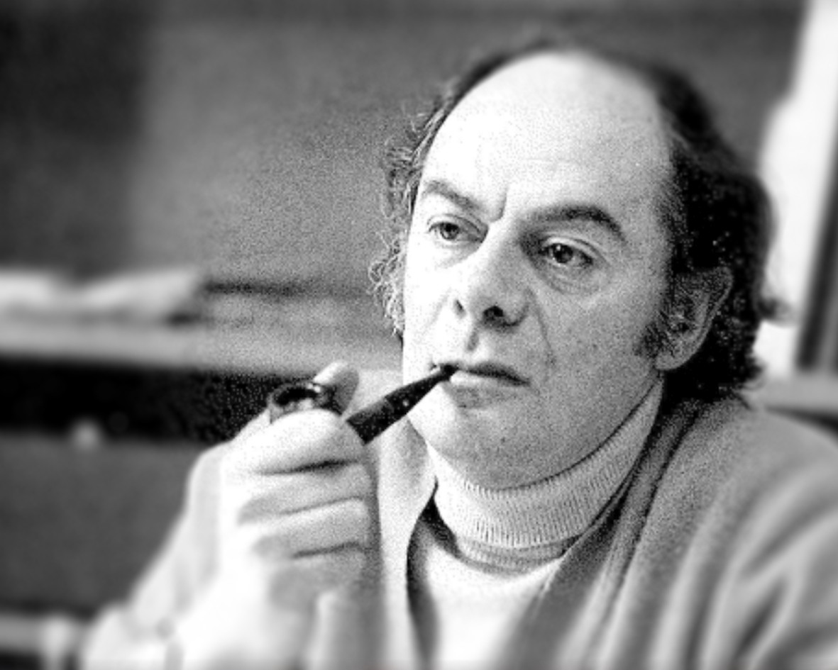 Fotografía de Claude Lefort fumando en pipa
