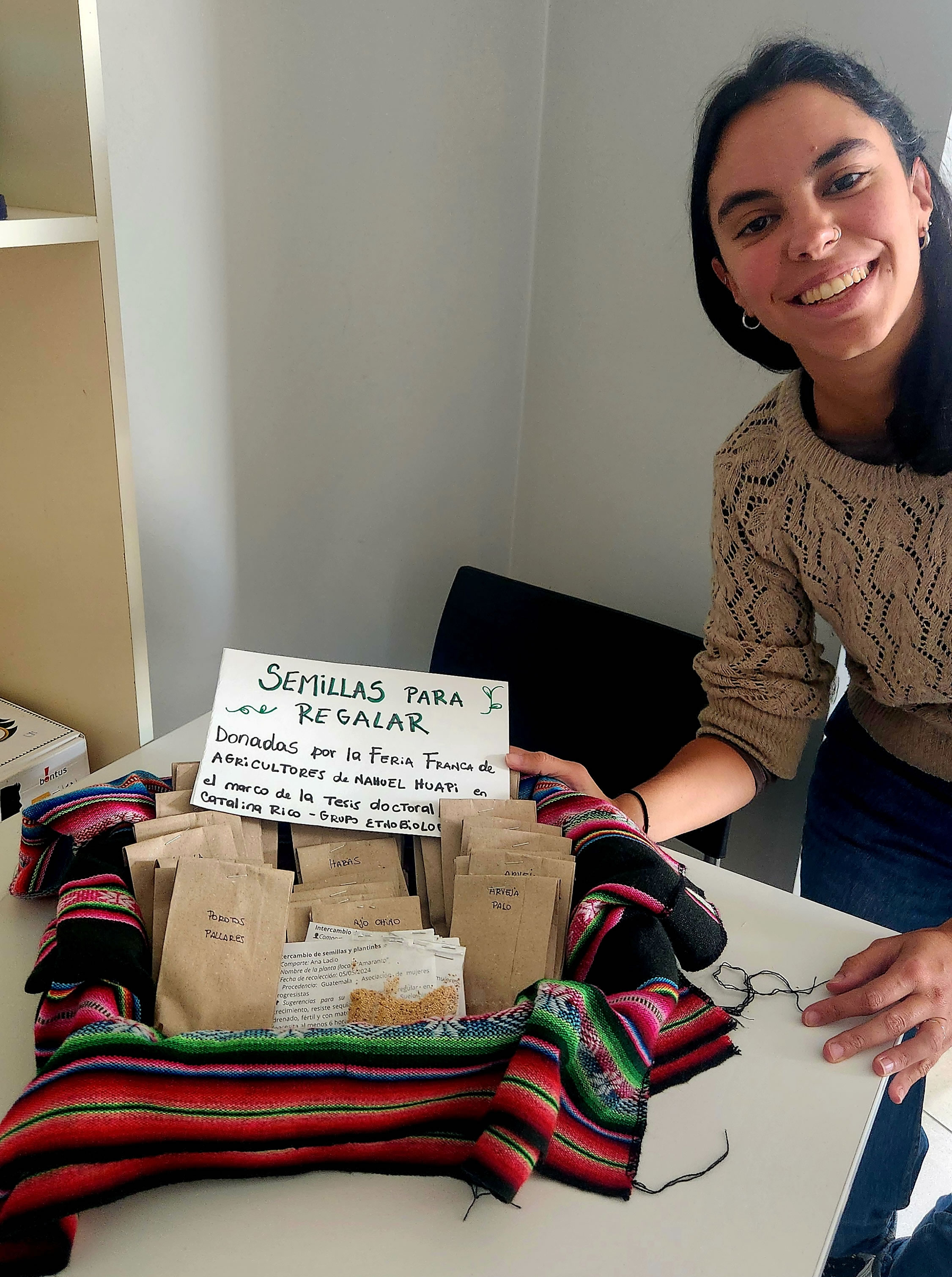 Catalina Rico Lenta compartiendo semillas locales de la Feria de Agricultores Familiares del  Nahuel Huapi, luego de un taller realizado  en el INIBIOMA.