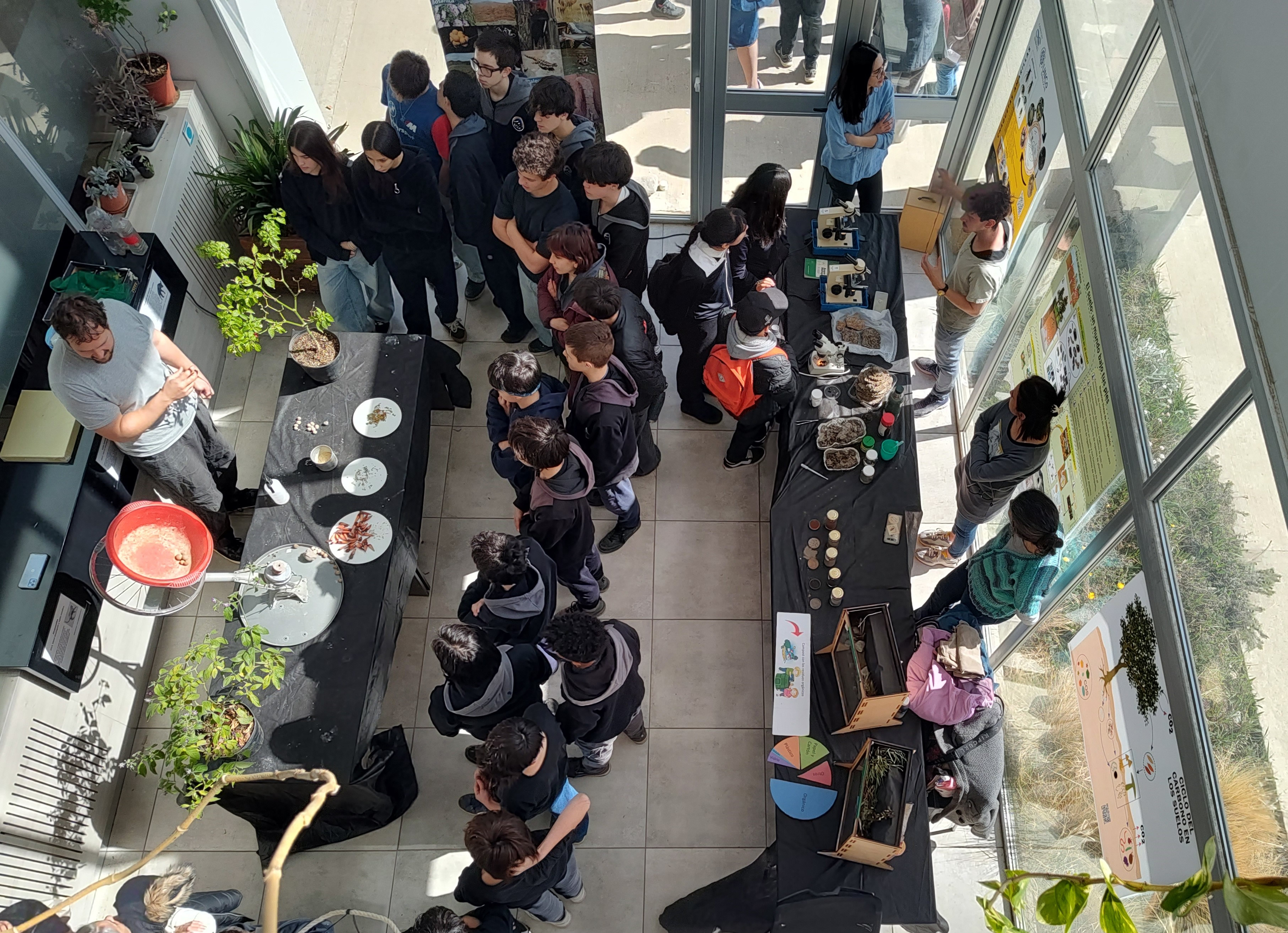 Charla interactiva en los laboratorios del INIBIOMA.